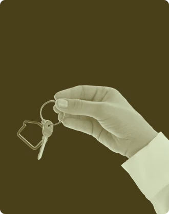 Main tenant des clés, symbole de gestion de patrimoine et d’immobilier
