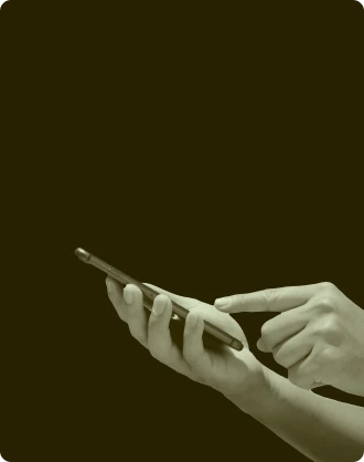 Mains sur un smartphone, outils digitaux pour les TPE et PME