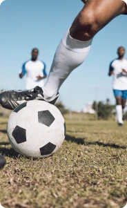 Joueur de football associatif avec un ballon