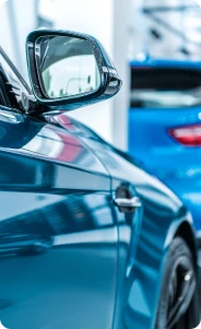 Garage automobile et voiture en réparation
