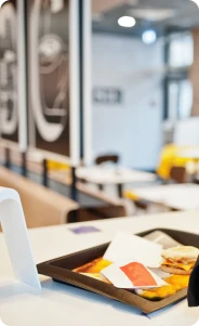 Food truck de restauration de rue avec des clients