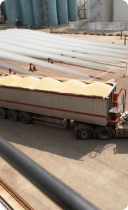 Camion de transport de marchandises sur la route