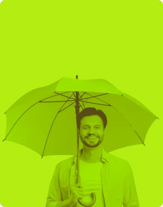 Personne protégée par un parapluie, illustrant la protection sociale du créateur