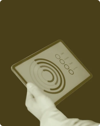 Main consultant un prévisionnel financier sur une tablette