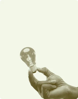 Main tenant une ampoule, illustrant l’idée portée pendant que Kab Innov gère les démarches