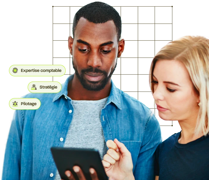 Dirigeant consultant un tableau de bord sur tablette — la comptabilité comme outil de pilotage