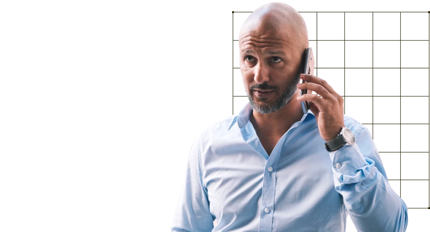 Dirigeant au téléphone pour prendre rendez-vous avec son expert-comptable à Chartres