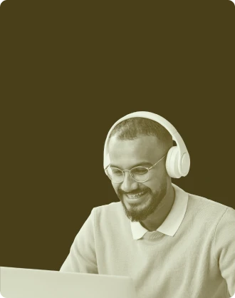 Personne en visioconférence avec un casque audio, souriante