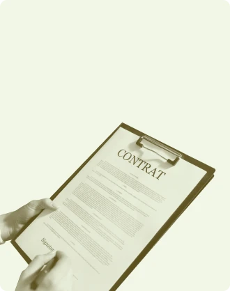 Mains tenant un contrat de travail sur un porte-bloc