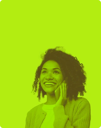 Personne souriante, à l’écoute au téléphone